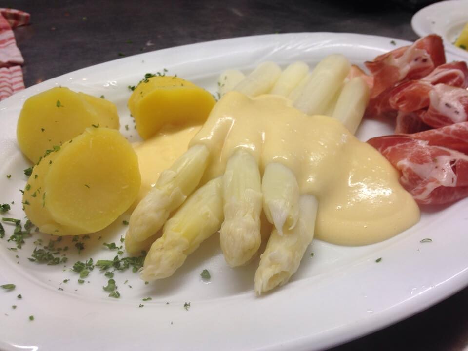 Top Spargel essen in Köln | Weinstube Bacchus | Mr. Köln | Foto: Weinstube Bacchus Top Spargel essen in Köln | Weinstube Bacchus | Mr. Köln | Foto: Weinstube Bacchus